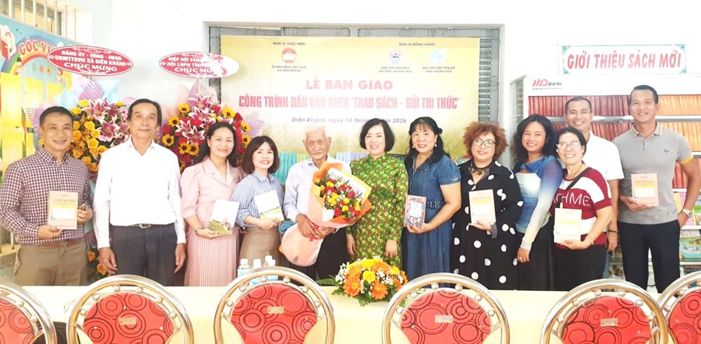 Khánh Hòa: Trao tặng 937 đầu sách cho Thư viện xã Diên Khánh  - ảnh 1