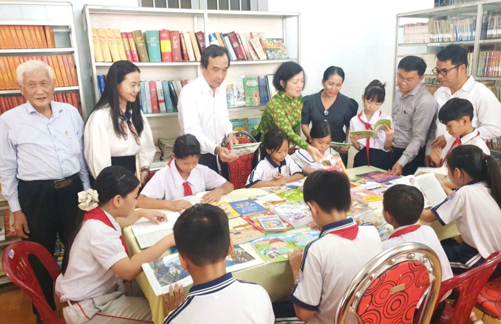 Khánh Hòa: Trao tặng 937 đầu sách cho Thư viện xã Diên Khánh  - ảnh 2