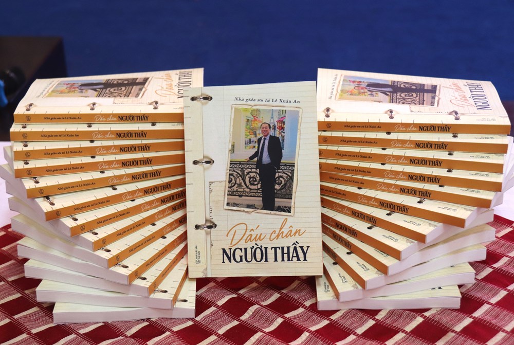 Ra mắt cuốn sách “Dấu chân người thầy” - ảnh 1
