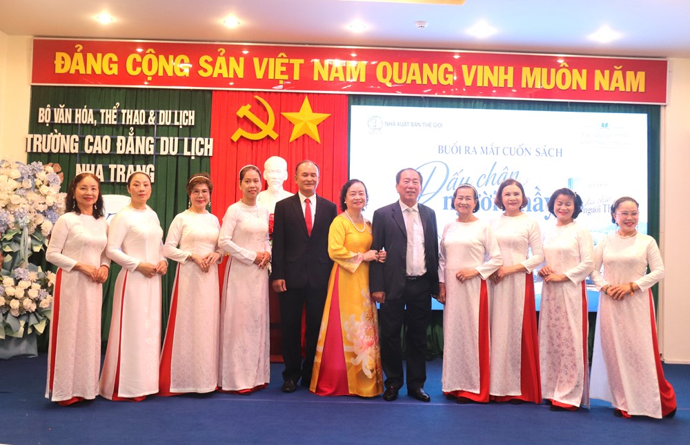 Ra mắt cuốn sách “Dấu chân người thầy” - ảnh 4