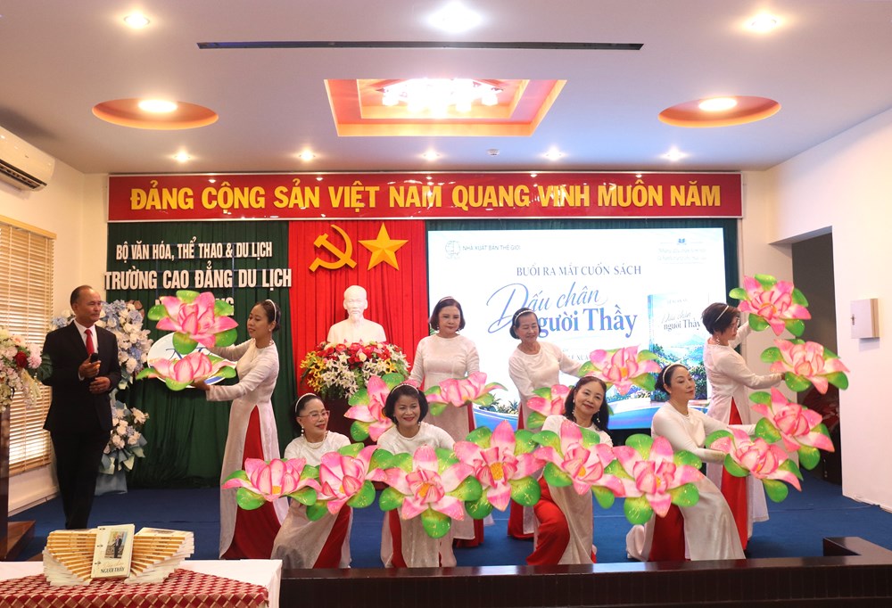 Ra mắt cuốn sách “Dấu chân người thầy” - ảnh 5