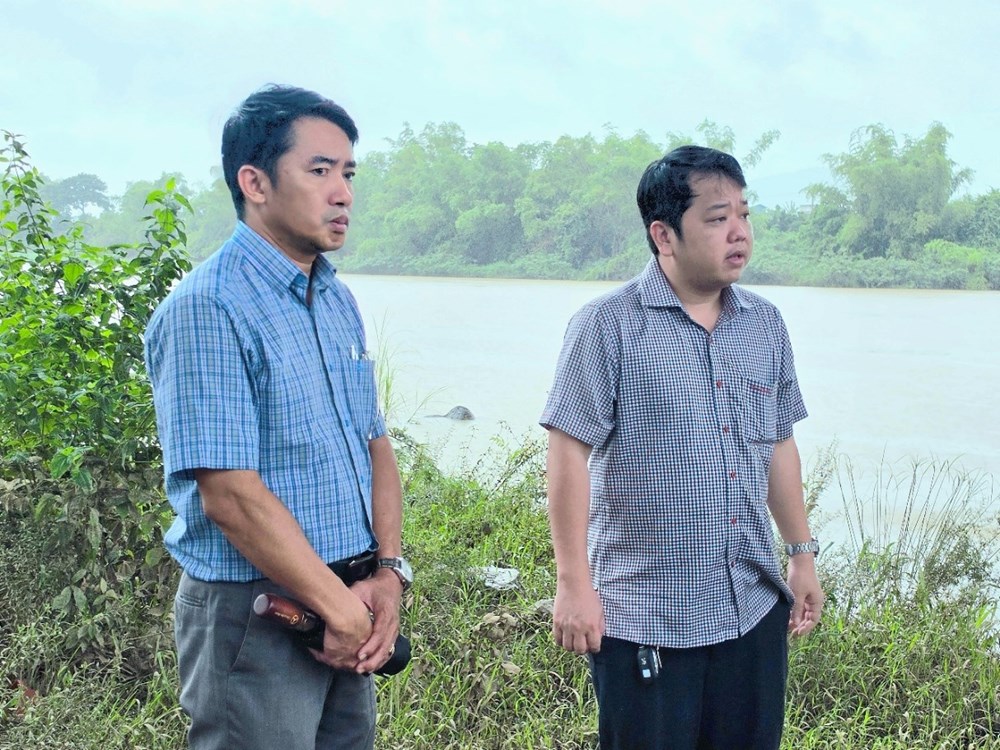 Khánh Hòa: Bí thư xã Phước Hậu kiểm tra điểm xung yếu, chỉ đạo ứng phó lũ quét - ảnh 3
