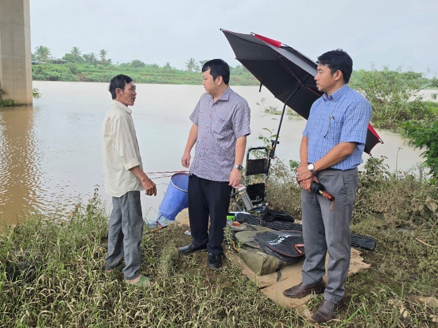 Khánh Hòa: Bí thư xã Phước Hậu kiểm tra điểm xung yếu, chỉ đạo ứng phó lũ quét - ảnh 2
