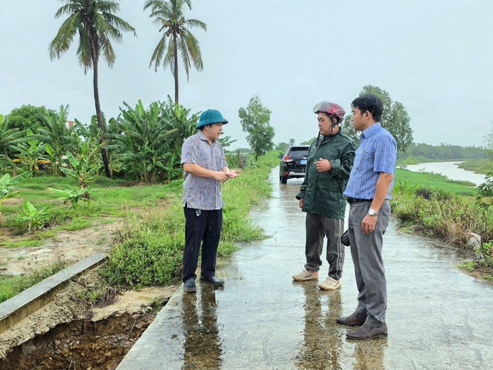 Khánh Hòa: Bí thư xã Phước Hậu kiểm tra điểm xung yếu, chỉ đạo ứng phó lũ quét - ảnh 1