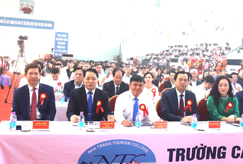 Trường CĐDL Nha Trang đón nhận Huân chương Lao động hạng Nhất - ảnh 1