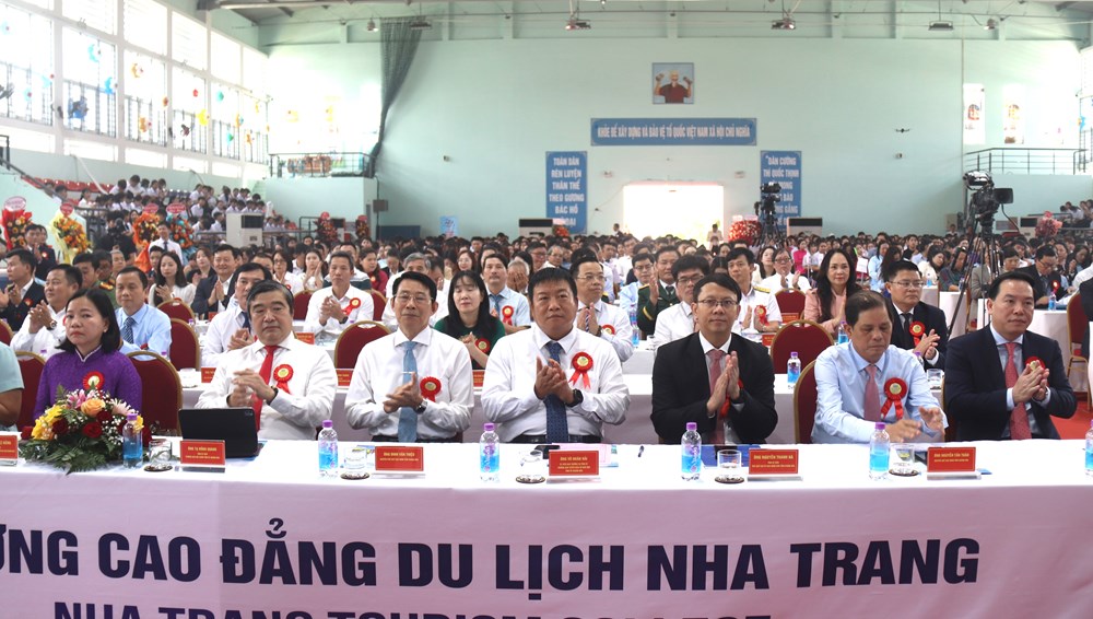 Trường CĐDL Nha Trang đón nhận Huân chương Lao động hạng Nhất - ảnh 2