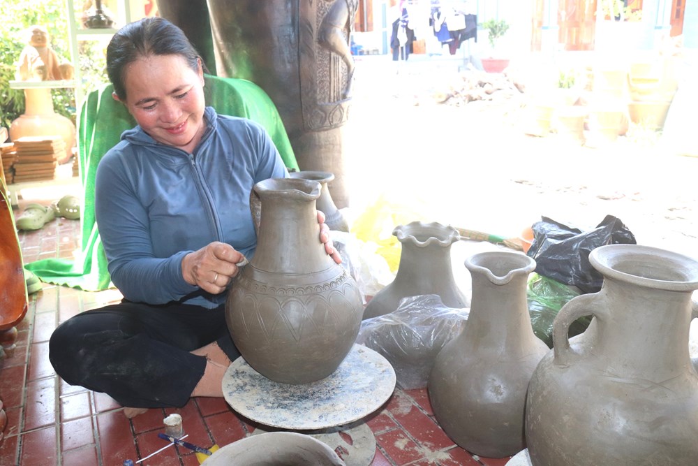 Du khách chạm tay vào di sản gốm Chăm Bàu Trúc  - ảnh 2