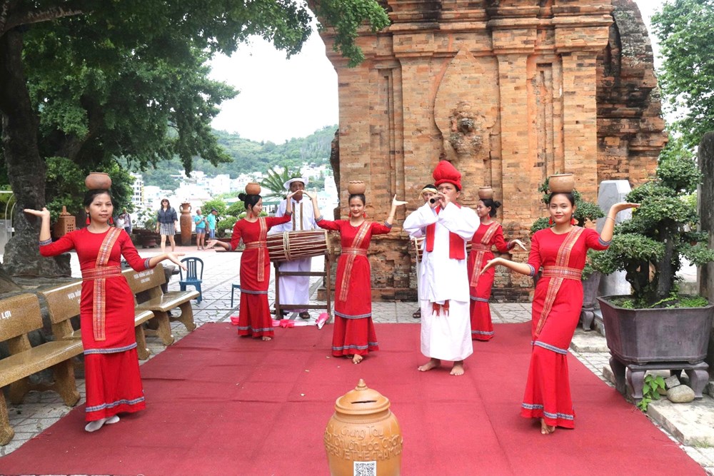 Rộn ràng tiếng kèn Saranai về trên bản làng Chăm - ảnh 1