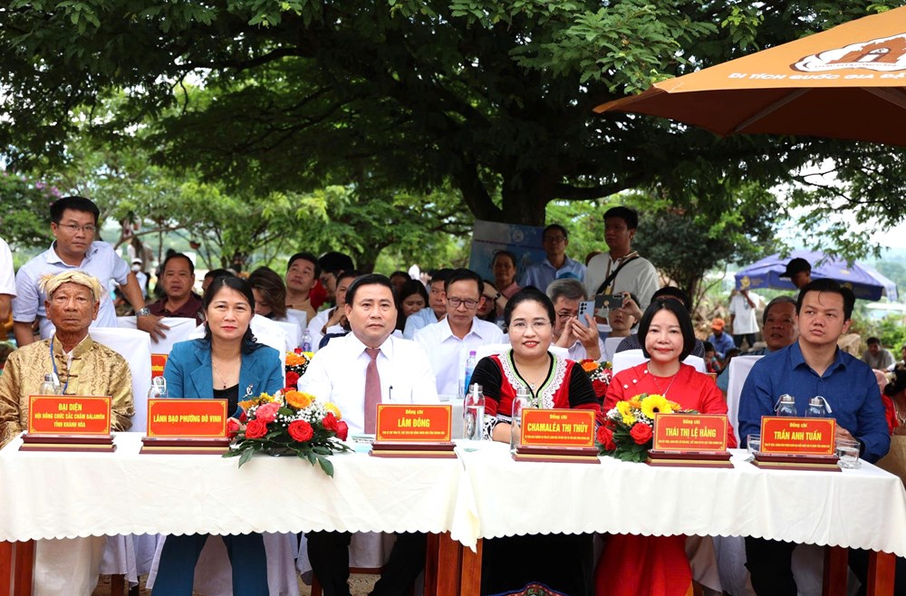 Khánh Hòa: Hàng chục nghìn người đổ về khai mạc Lễ hội Katê 2026 - ảnh 1