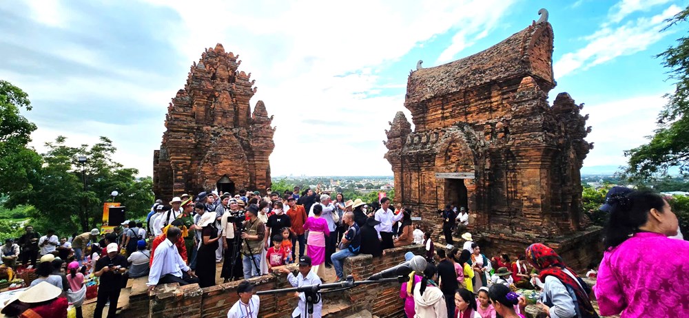 Khánh Hòa: Hàng chục nghìn người đổ về khai mạc Lễ hội Katê 2026 - ảnh 10