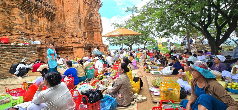 Khánh Hòa: Hàng chục nghìn người đổ về khai mạc Lễ hội Katê 2026 - ảnh 11