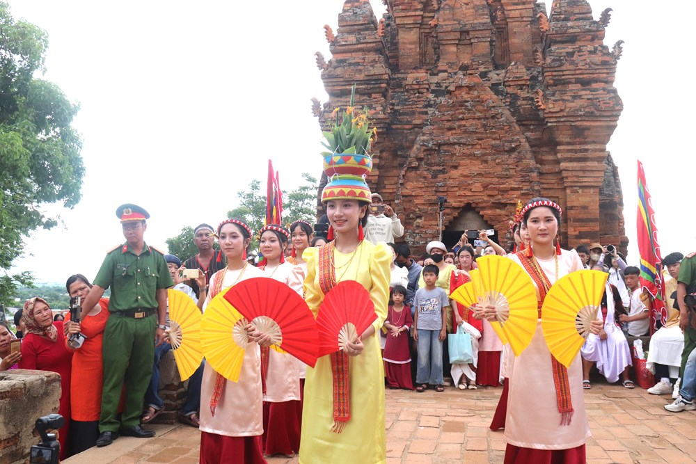 Khánh Hòa: Hàng chục nghìn người đổ về khai mạc Lễ hội Katê 2026 - ảnh 2