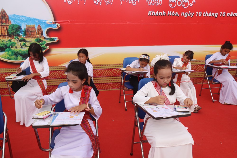 Rộn ràng các hoạt động văn hóa, thể thao tại Lễ hội Katê - ảnh 6