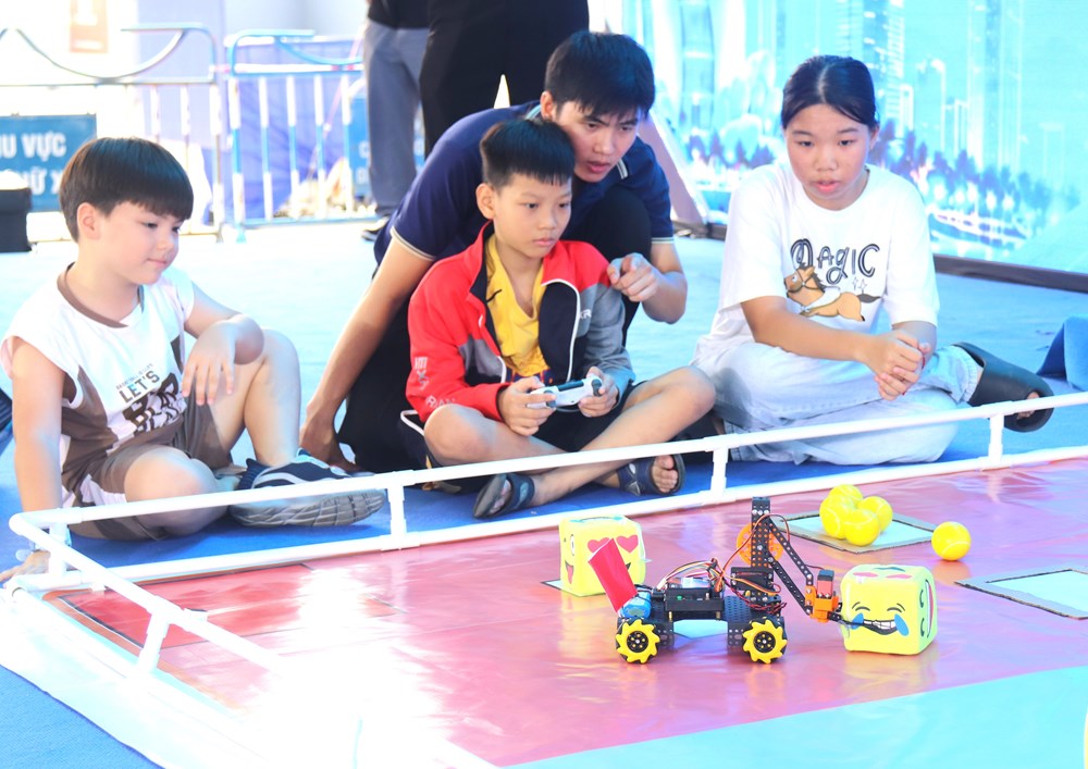 Học sinh khám phá Robotics trong Ngày hội Công nghệ số tỉnh Khánh Hòa - ảnh 2