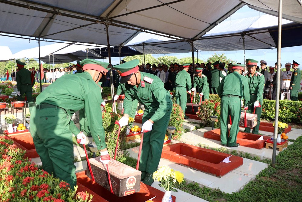Khánh Hòa: Đón các Anh hùng liệt sĩ trở về trong lòng đất mẹ - ảnh 4