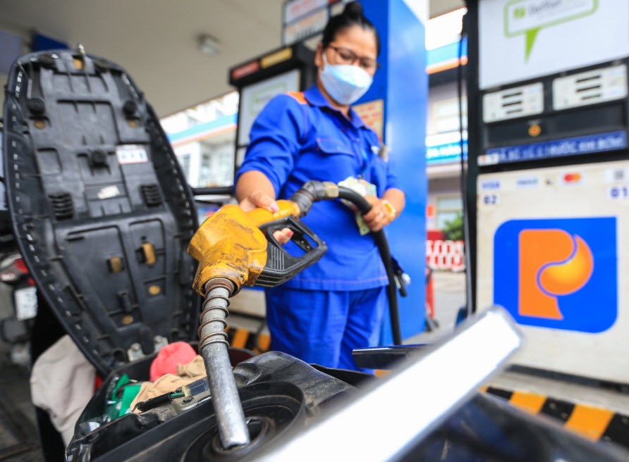 Giá xăng dầu hôm nay 18.8.2025: Thế giới có dấu hiệu phục hồi, trong nước tạm giữ ổn định - ảnh 1
