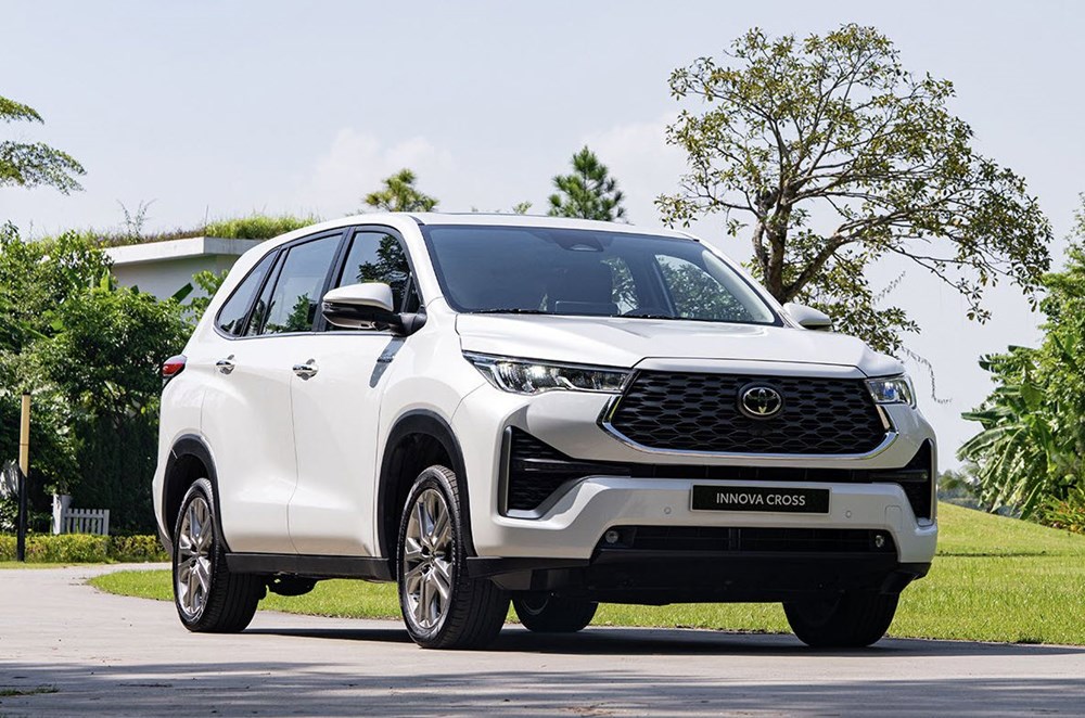 Innova Cross 10.2025: Giá mới hấp dẫn, thiết kế lai SUV đầy ấn tượng