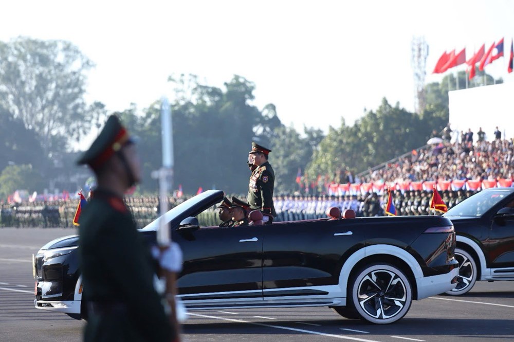 VinFast VF 9 dẫn đầu đoàn diễu binh Quốc khánh Lào - ảnh 4