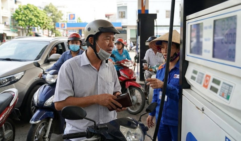 Giá xăng dầu hôm nay 15.12: Người tiêu dùng tiếp tục hưởng lợi - ảnh 1