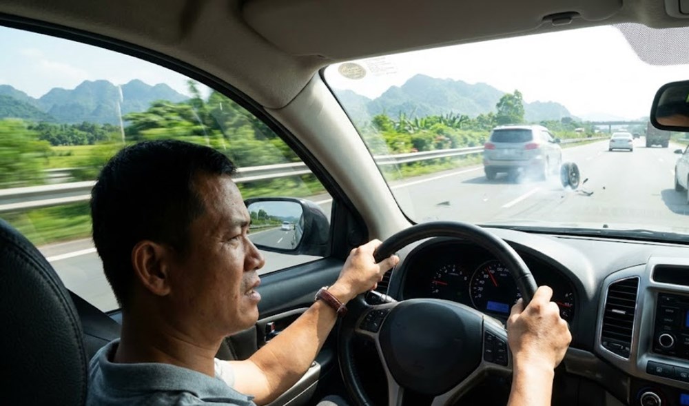 Xe nổ lốp trên cao tốc: Làm gì để không bị lật? - ảnh 1