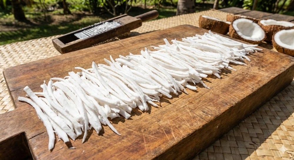 Tự tay làm mứt dừa giòn ngon tại nhà - ảnh 1