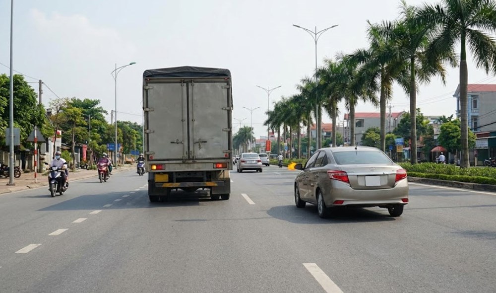 Khi nào được phép vượt phải mà không bị phạt? - ảnh 1