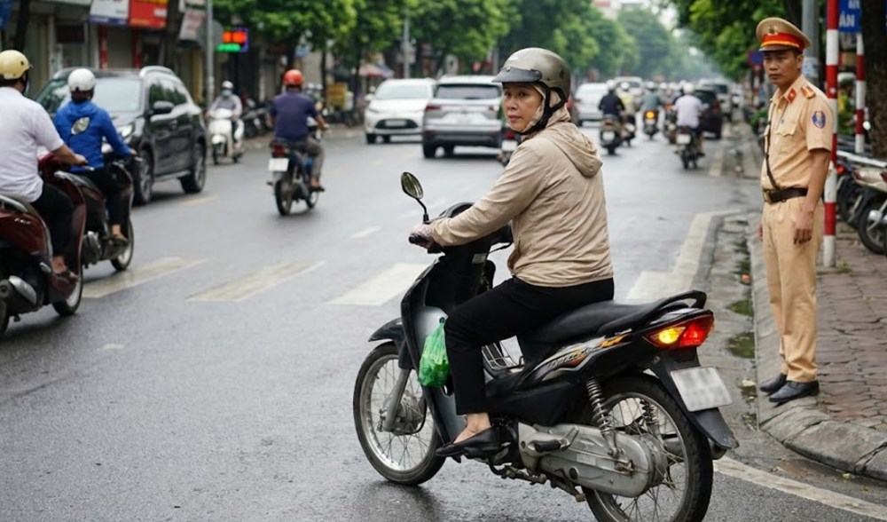 Bật xi nhan bao xa trước khi rẽ là đúng luật? - ảnh 1