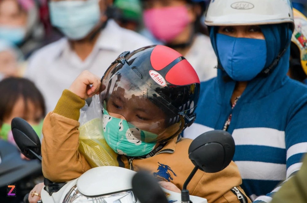 Trẻ em ngồi trước xe máy có bị phạt không? - ảnh 1