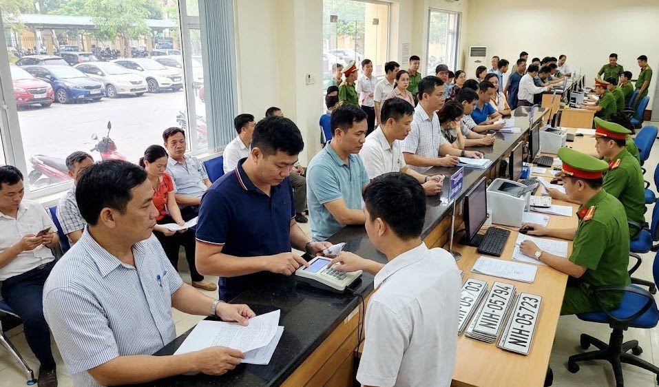 Lệ phí đăng ký ô tô tại Hà Nội và TP.HCM sắp giảm mạnh? - ảnh 1