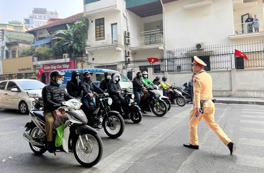 Dừng xe khi đèn xanh sắp hết: Đúng hay sai theo luật mới? - ảnh 1