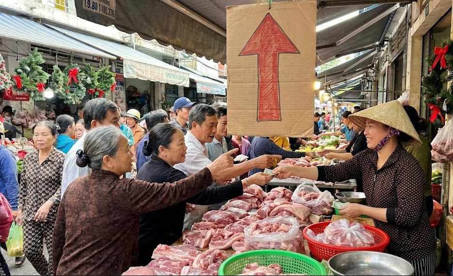 Giá heo hơi hôm nay 24.12 tăng mạnh, áp sát mốc 70.000 đồng/kg - ảnh 1