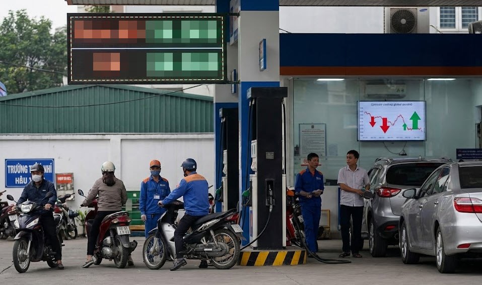 Giá xăng dầu hôm nay 24.12: Trong nước ổn định, thế giới giữ giá cao - ảnh 1