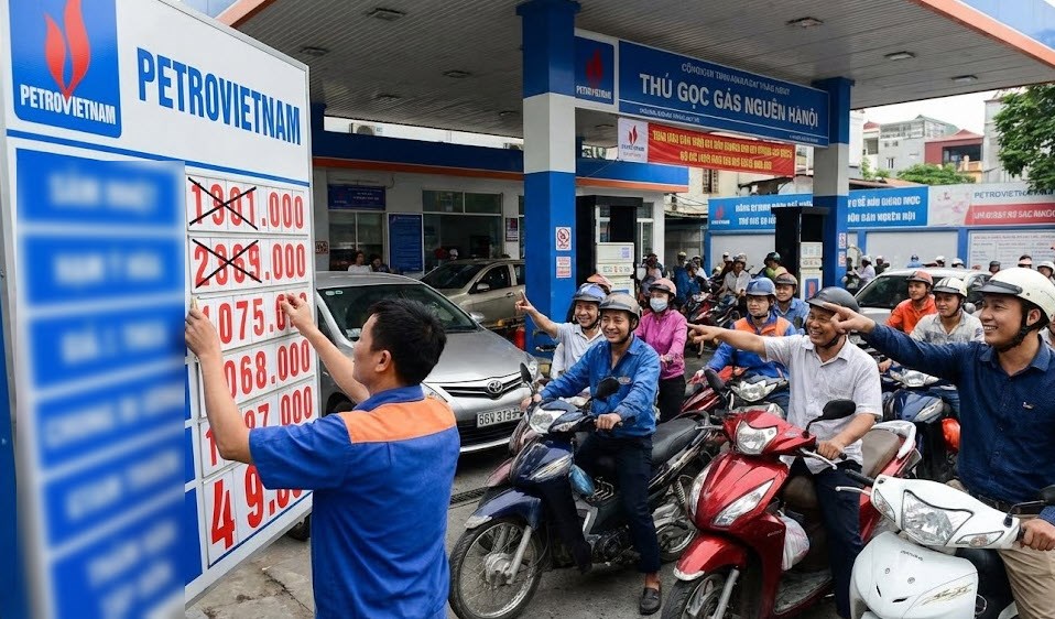 Giá xăng dầu hôm nay 26.12: Trong nước giảm sâu sau kỳ điều chỉnh - ảnh 1