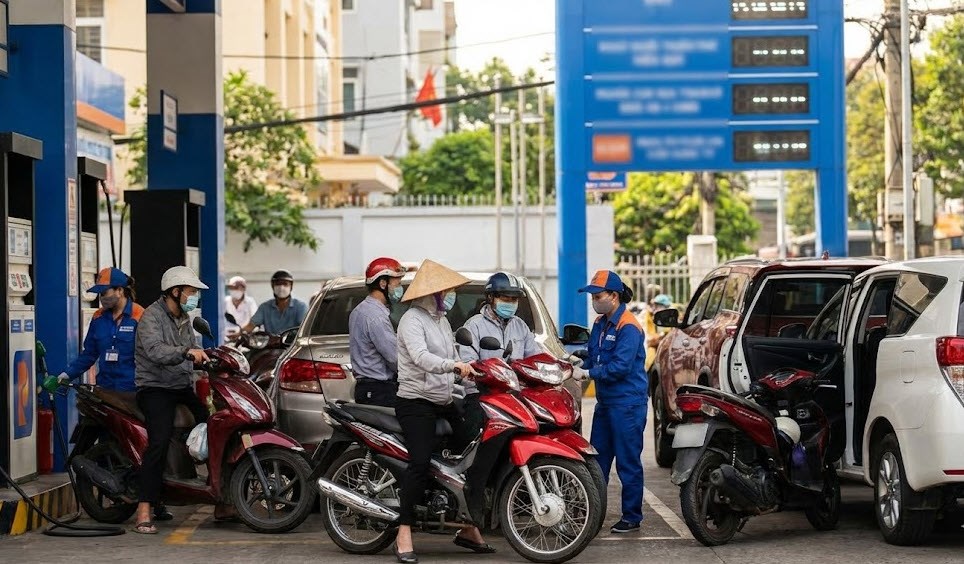 Giá xăng dầu hôm nay 31.12: Trong nước giảm mạnh, quốc tế hạ nhiệt - ảnh 1