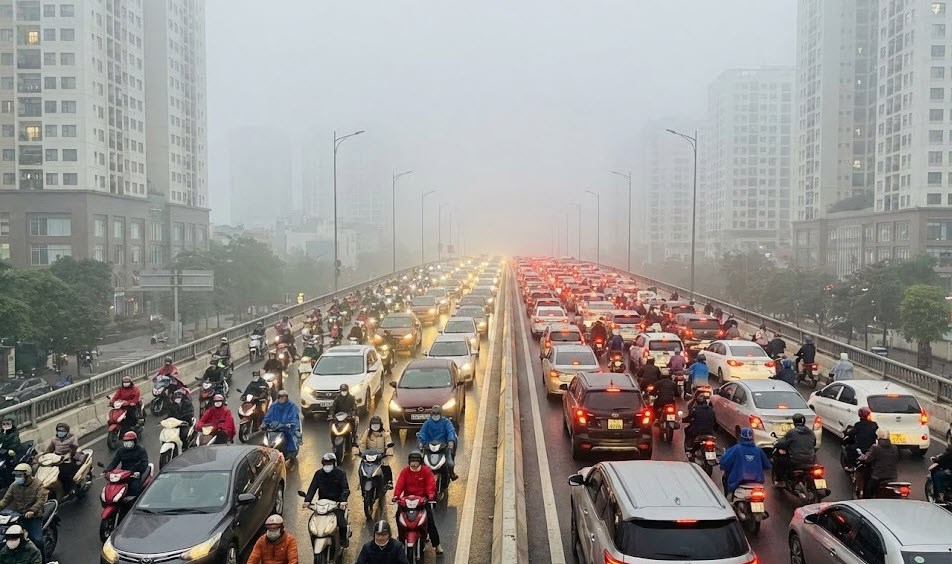 Giao thông Hà Nội sáng 31.12: Sương mù dày, nhiều sự cố trên Vành đai 3 - ảnh 1