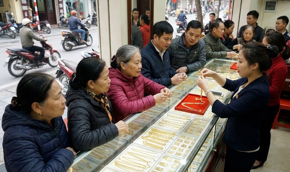 Giá vàng hôm nay 3.1: Vì sao vàng trong nước chưa tăng theo thế giới? - ảnh 1