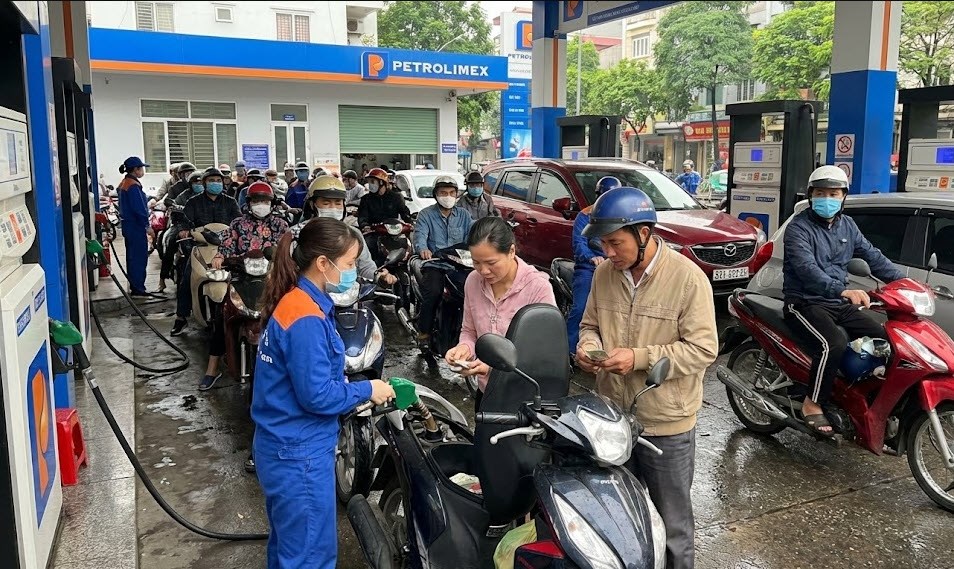 Giá xăng dầu quốc tế hôm nay 10.1 biến động mạnh? - ảnh 1