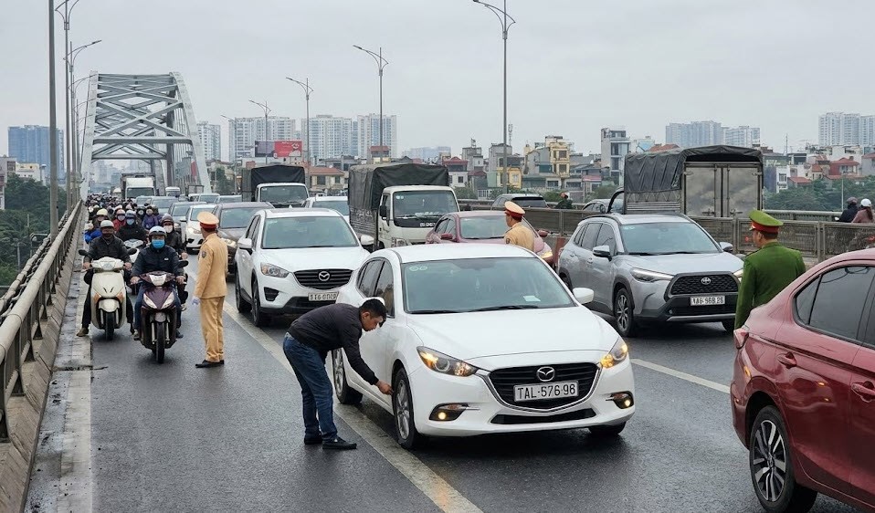 Giao thông Hà Nội sáng 14.1: Xe nổ lốp giữa cầu Thanh Trì - ảnh 1