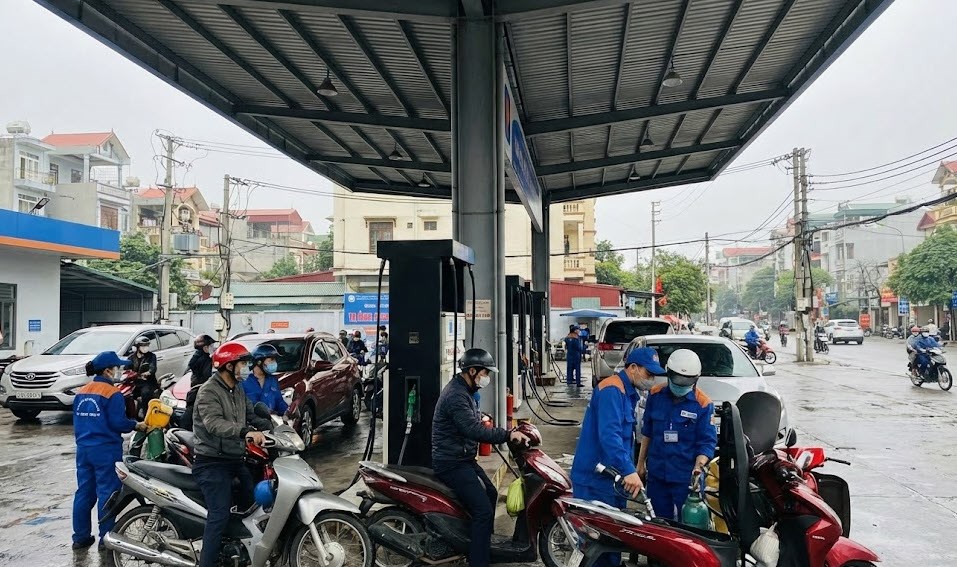 Giá xăng dầu hôm nay 16.1: Trong nước tăng nhẹ trong kỳ điều chỉnh - ảnh 1