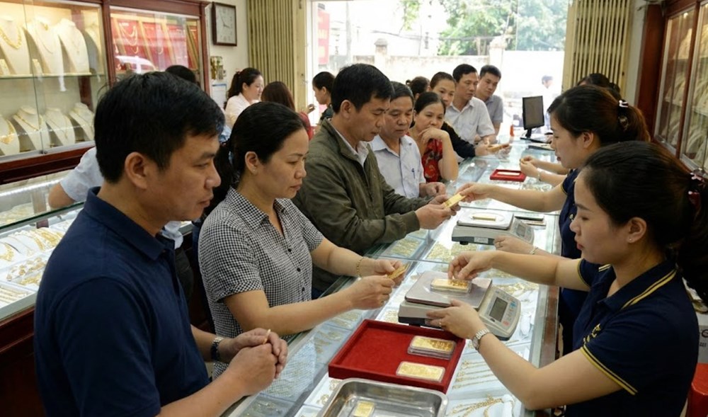 Giá vàng hôm nay 26.1: Vàng miếng neo cao, nhà đầu tư thận trọng - ảnh 1