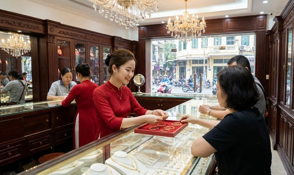 Giá vàng hôm nay 21.2: Thế giới vượt 5.100 USD, vàng SJC vẫn “án binh bất động” - ảnh 1