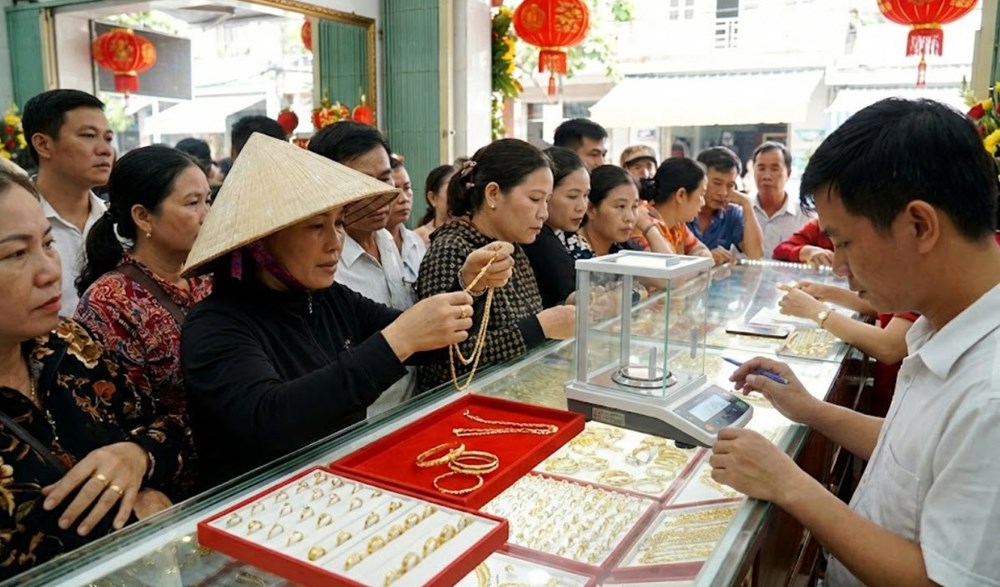 Giá vàng hôm nay 24.2: Thế giới lập đỉnh mới, dự báo trong nước tăng - ảnh 1