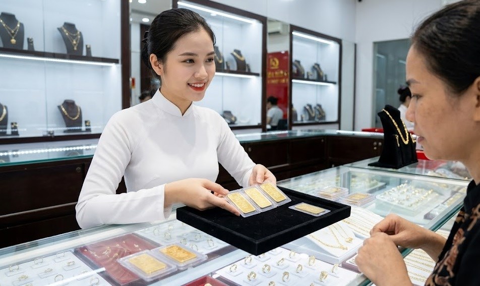 Giá vàng hôm nay 7.4: Tiếp tục giảm, lùi xa mốc 174 triệu - ảnh 1