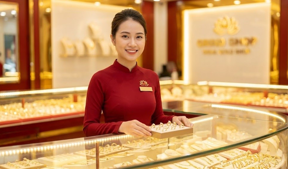 Giá vàng hôm nay 18.8: SJC nhích nhẹ, vàng thế giới áp sát vùng đỉnh - ảnh 1