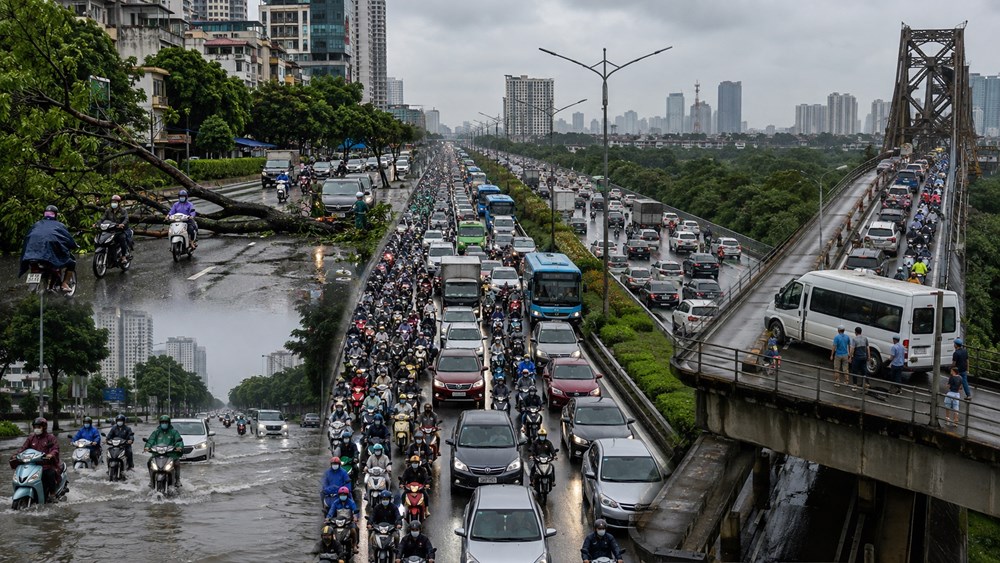 Giao thông Hà Nội sáng 23.8: Cây đổ trên phố Hai Bà Trưng - ảnh 1