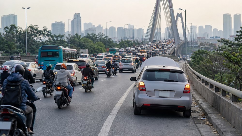 Giao thông Hà Nội sáng 4.9: Xe gặp sự cố trên cầu Nhật Tân - ảnh 1