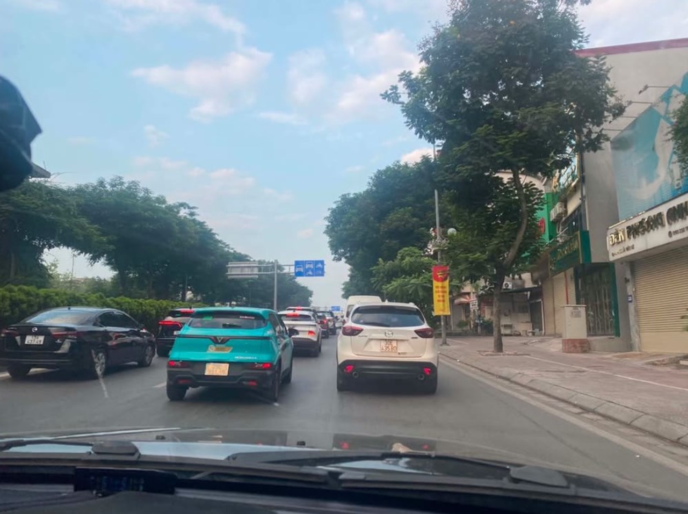 Giao thông Hà Nội sáng 7.9: Cầu Vĩnh Tuy ùn cục bộ, ô tô gặp sự cố trên cầu Nhật Tân - ảnh 1