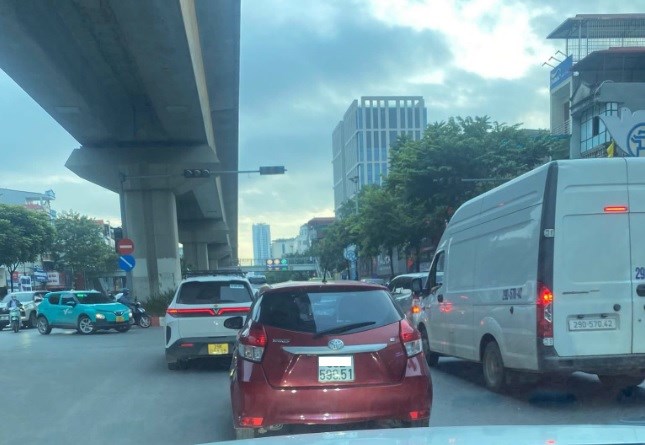 Giao thông Hà Nội sáng 14.9: Xe máy tràn vào làn 100 km/h trên Đại lộ Thăng Long - ảnh 1