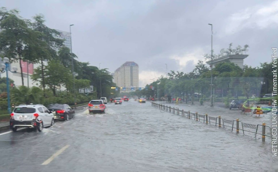 Giao thông Hà Nội sáng 15.9: Võ Chí Công, Núi Trúc ngập, Vành đai 2 ùn kéo dài - ảnh 1