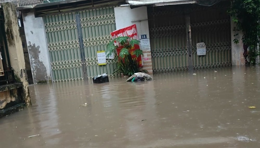 Giao thông Hà Nội sáng 16.9: Tứ Liên ngập sâu khoảng 1 m, Vành đai 3 ùn kéo dài - ảnh 1